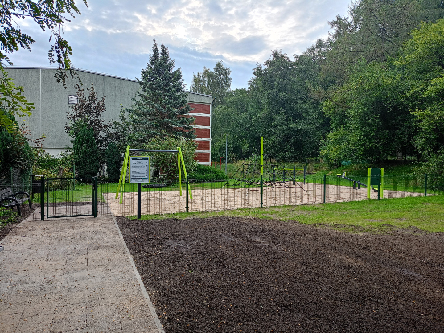 Zdjęcie do projektu Wymiana zużytych urządzeń placu zabaw Szkoły Podstawowej nr 9 z Oddziałami Integracyjnymi im. gen. W. Sikorskiego w Sopocie